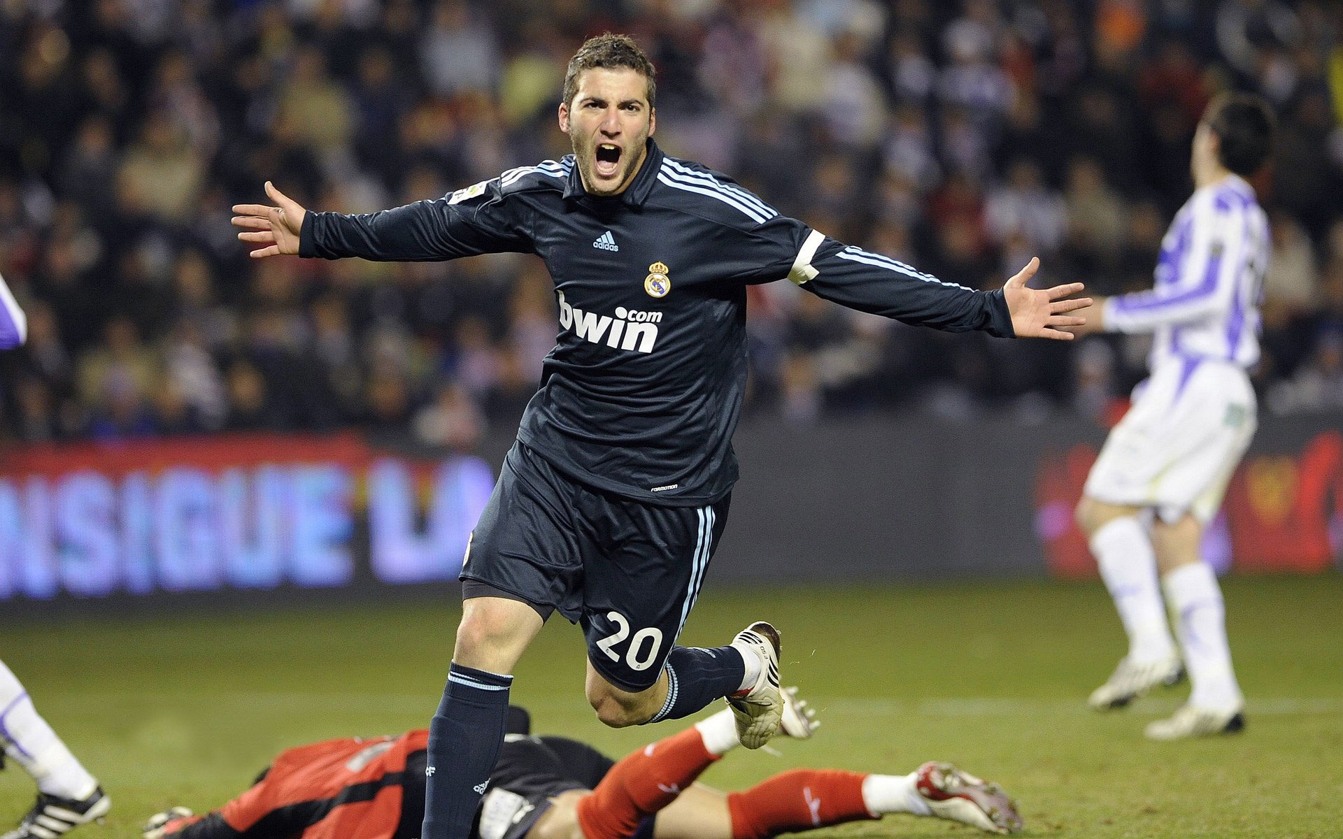 本泽马独舞之夜,皇家社会进攻端无解,雷恩防线如何抵挡法兰西尖刀?