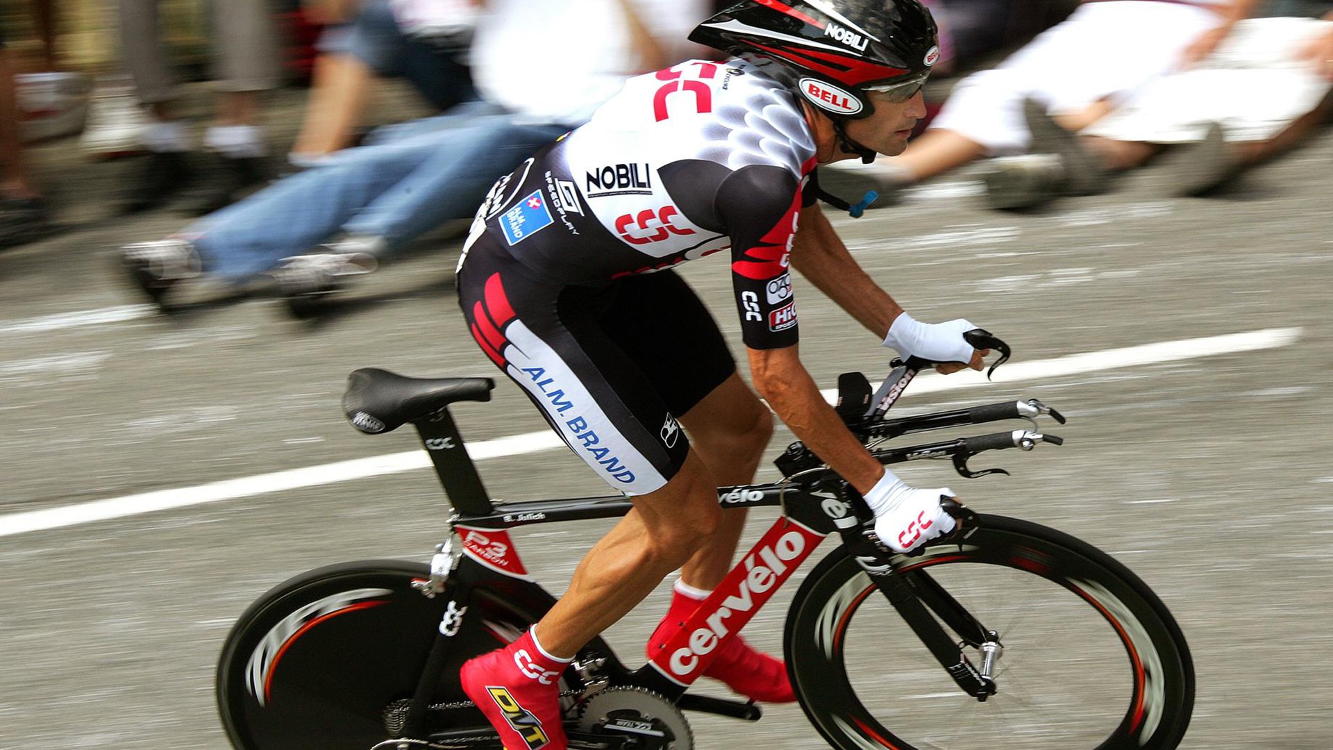 张镇麟点燃赛场，尼克斯轻取广州队背后的篮球文化碰撞